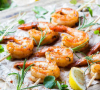 Brochettes de crevettes marinées