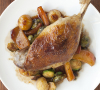 Cuisse de canard confit avec une compote de pommes