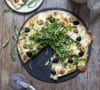 Pizza blanche aux champignons, mozzarella et herbes fraîches
