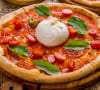 Pizza à la burrata, tomates cerises et roquette